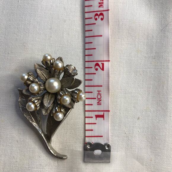 Vintage cluster of Flowers Pearls Silver Signed Brooch Pin - Picture 8 of 8